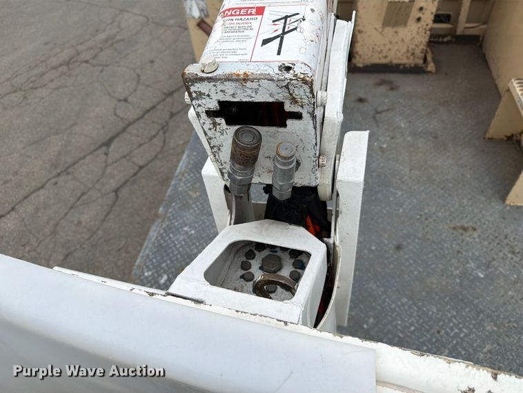 image for item FB5941 2004 Ford F450 Super Duty bucket truck