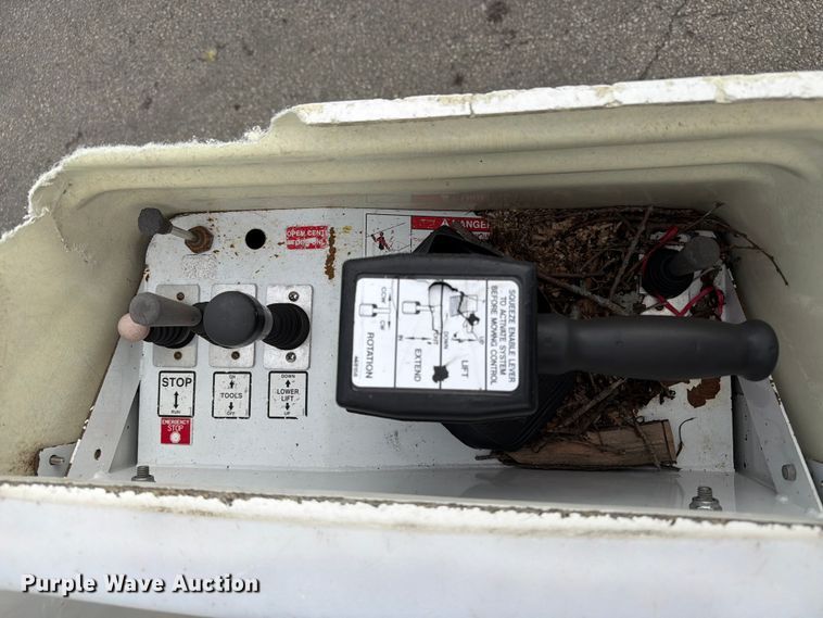 image for item FB5941 2004 Ford F450 Super Duty bucket truck