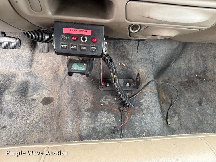 image for item FB5941 2004 Ford F450 Super Duty bucket truck