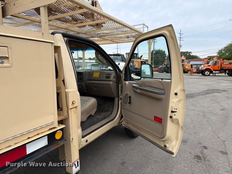 image for item FB5941 2004 Ford F450 Super Duty bucket truck