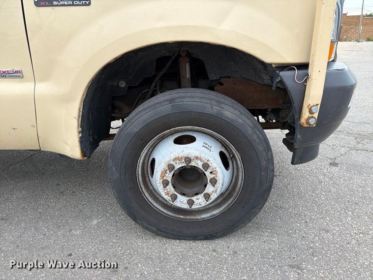 image for item FB5941 2004 Ford F450 Super Duty bucket truck
