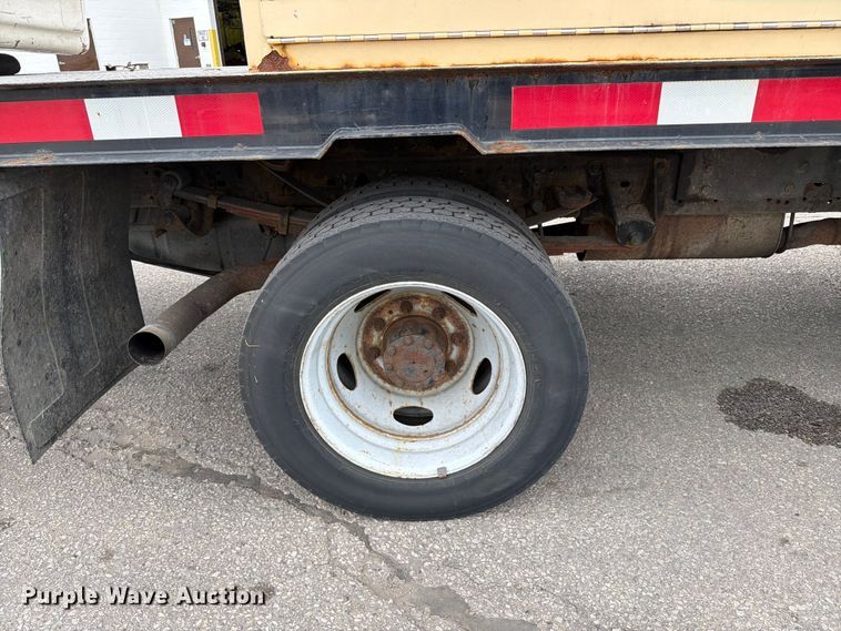 image for item FB5941 2004 Ford F450 Super Duty bucket truck