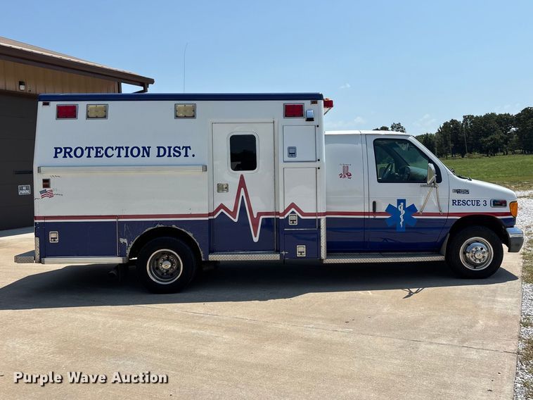 image for item FG0597 2002 Ford E450 Super Duty ambulance