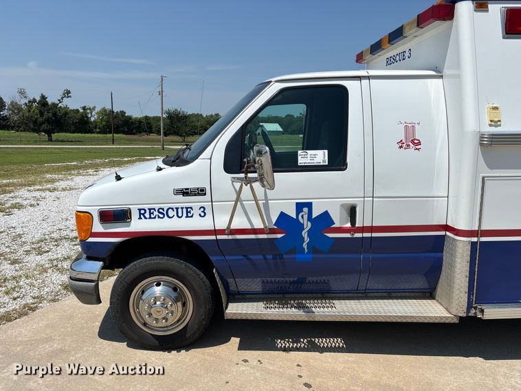 image for item FG0597 2002 Ford E450 Super Duty ambulance