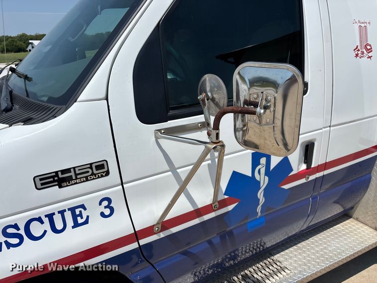 image for item FG0597 2002 Ford E450 Super Duty ambulance