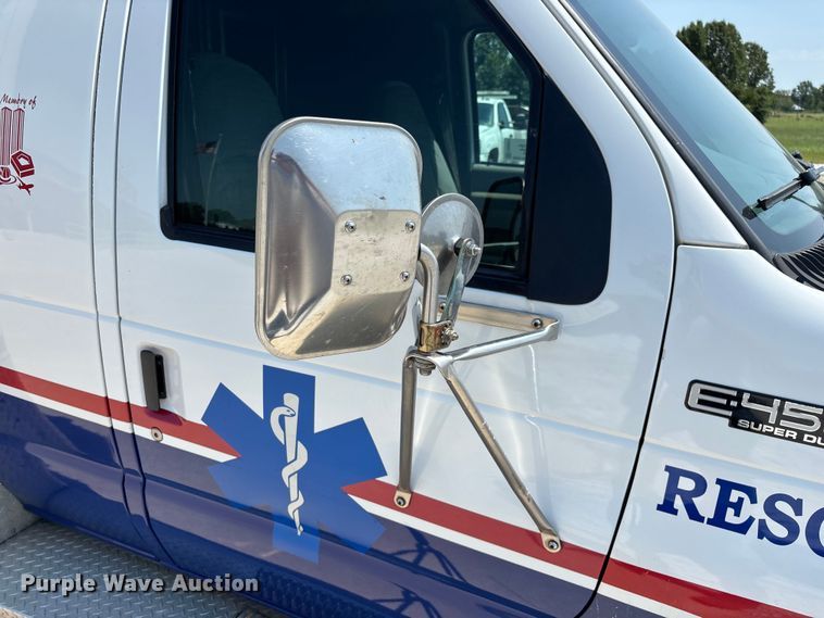 image for item FG0597 2002 Ford E450 Super Duty ambulance