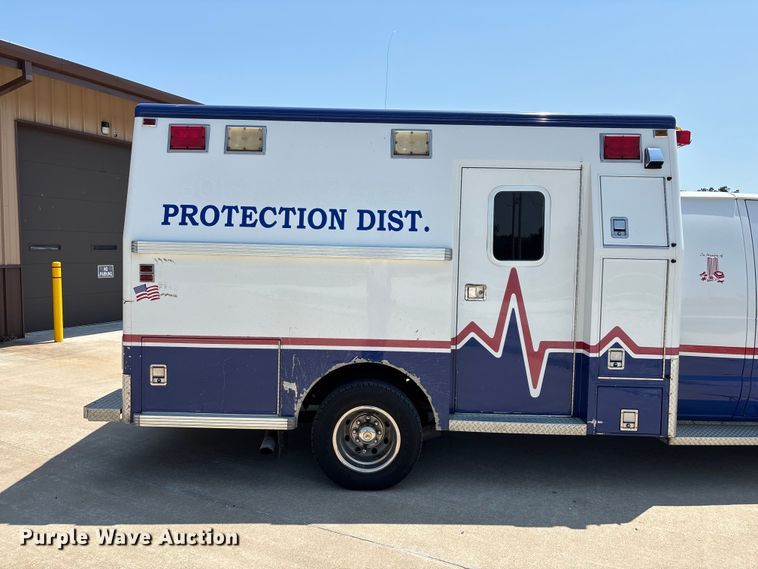 image for item FG0597 2002 Ford E450 Super Duty ambulance