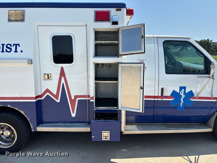 image for item FG0597 2002 Ford E450 Super Duty ambulance