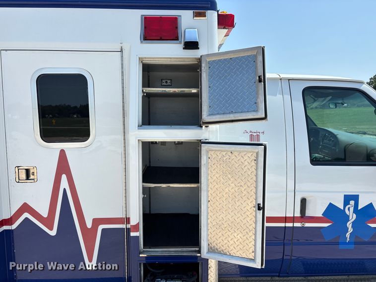 image for item FG0597 2002 Ford E450 Super Duty ambulance