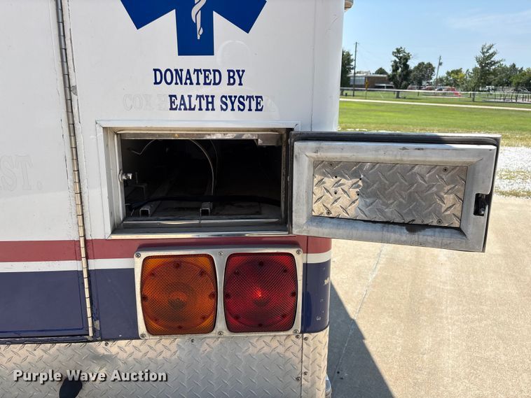 image for item FG0597 2002 Ford E450 Super Duty ambulance