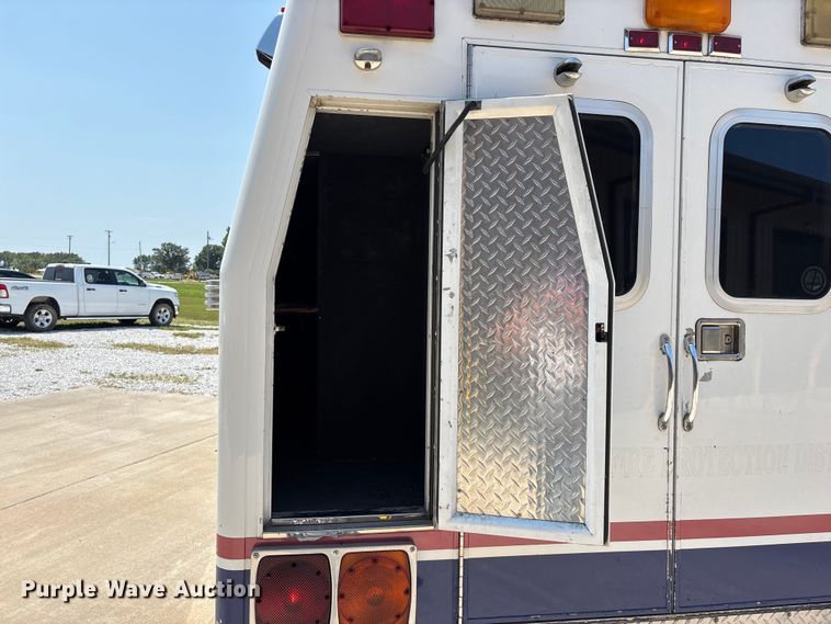 image for item FG0597 2002 Ford E450 Super Duty ambulance