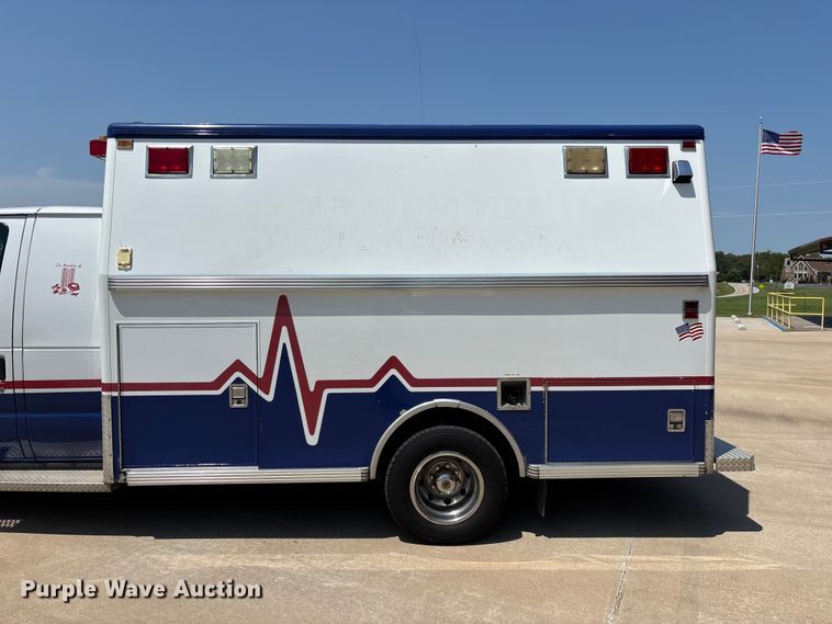 image for item FG0597 2002 Ford E450 Super Duty ambulance
