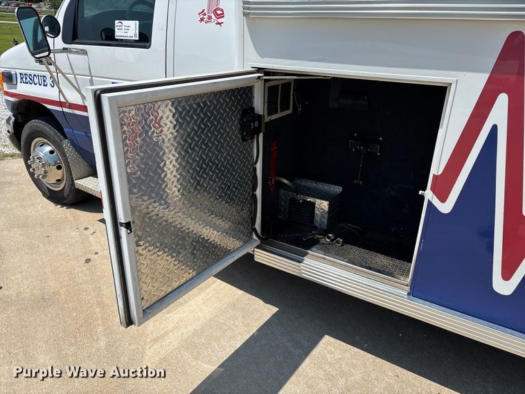 image for item FG0597 2002 Ford E450 Super Duty ambulance