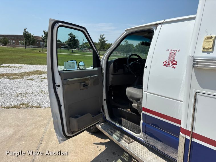 image for item FG0597 2002 Ford E450 Super Duty ambulance