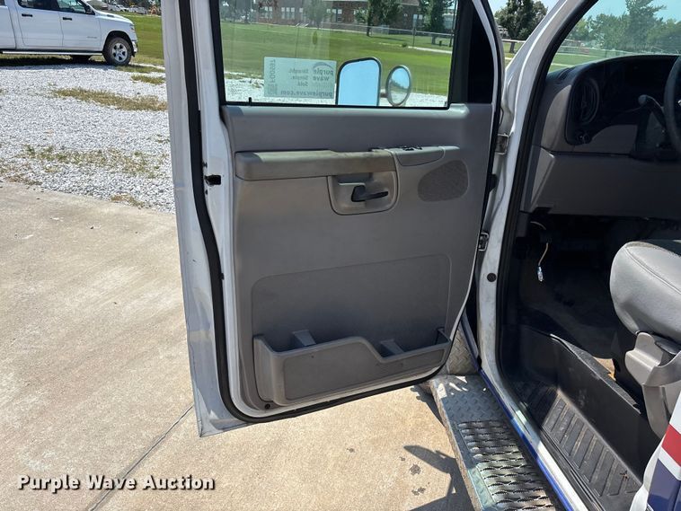 image for item FG0597 2002 Ford E450 Super Duty ambulance