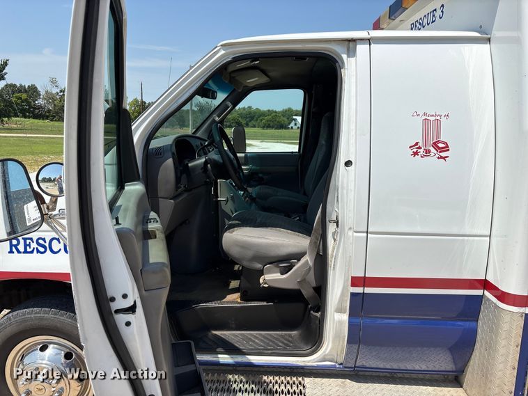 image for item FG0597 2002 Ford E450 Super Duty ambulance