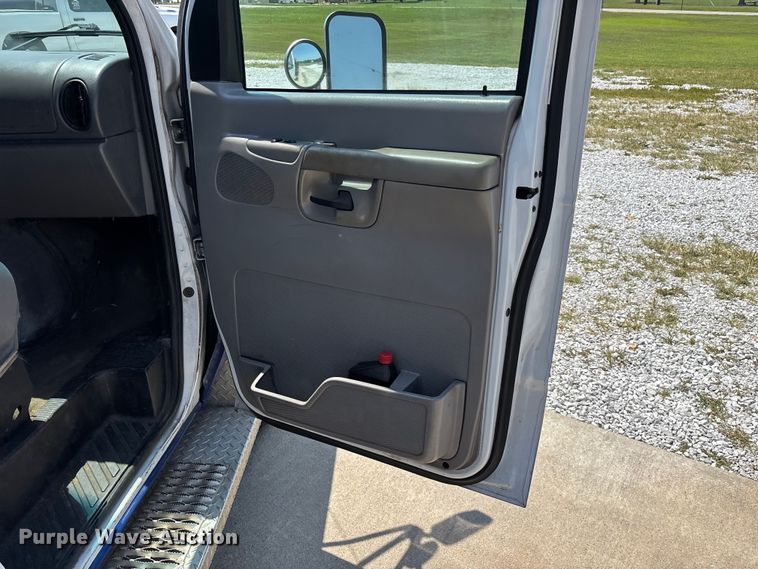 image for item FG0597 2002 Ford E450 Super Duty ambulance