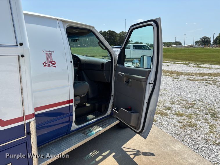 image for item FG0597 2002 Ford E450 Super Duty ambulance
