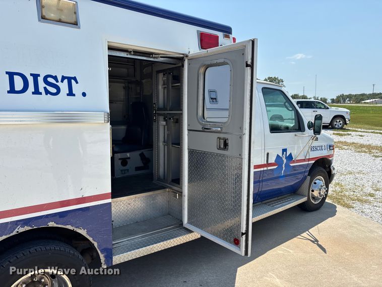 image for item FG0597 2002 Ford E450 Super Duty ambulance