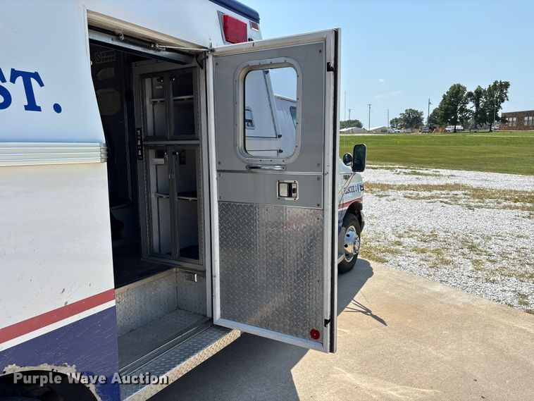 image for item FG0597 2002 Ford E450 Super Duty ambulance