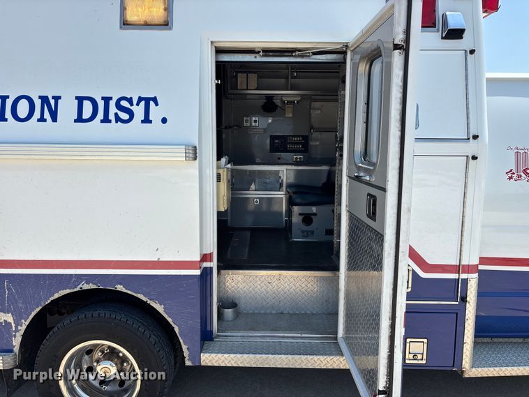 image for item FG0597 2002 Ford E450 Super Duty ambulance