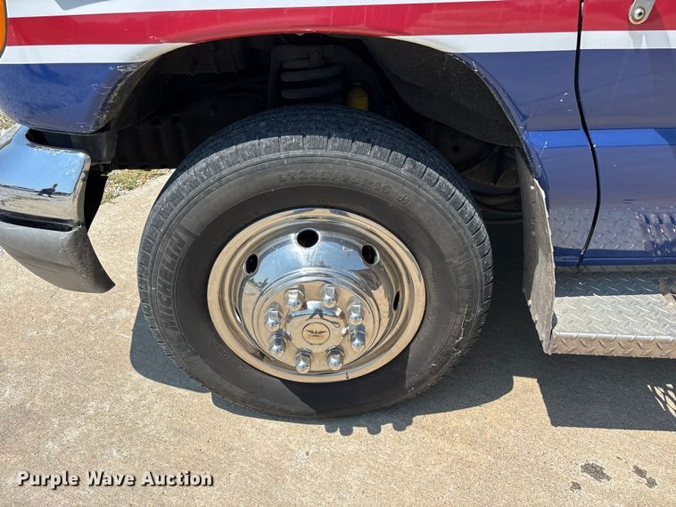 image for item FG0597 2002 Ford E450 Super Duty ambulance