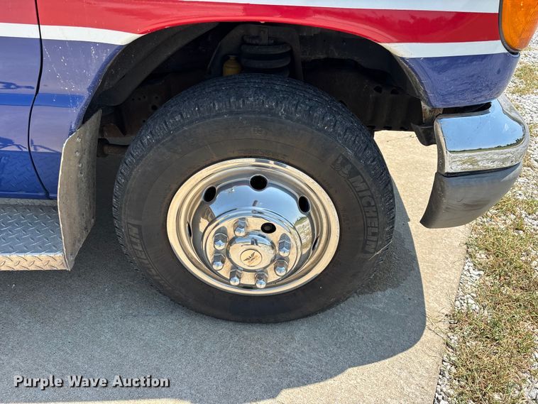 image for item FG0597 2002 Ford E450 Super Duty ambulance