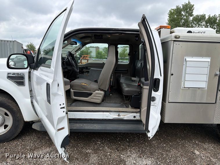 image for item FH6257 2009 Ford F250 Super Duty XL Ext. Cab animal control pickup truck