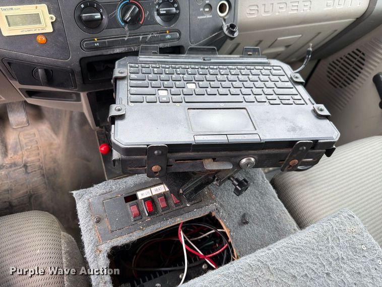 image for item FH6257 2009 Ford F250 Super Duty XL Ext. Cab animal control pickup truck
