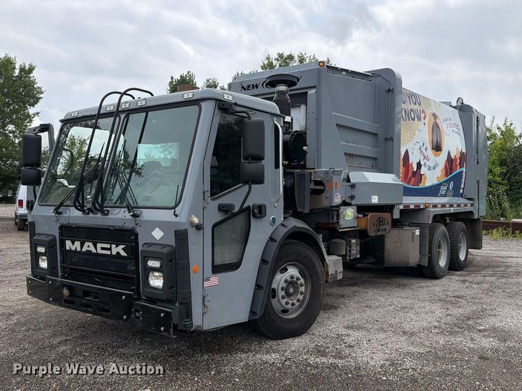 image for item FH6261 2017 Mack LR633 refuse truck