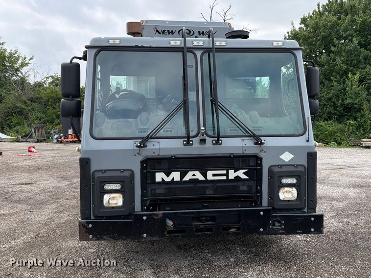 image for item FH6261 2017 Mack LR633 refuse truck