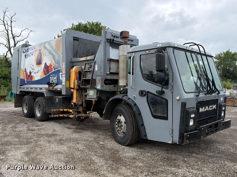 image for item FH6261 2017 Mack LR633 refuse truck