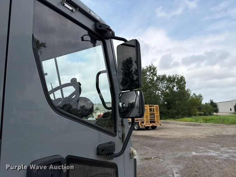 image for item FH6261 2017 Mack LR633 refuse truck