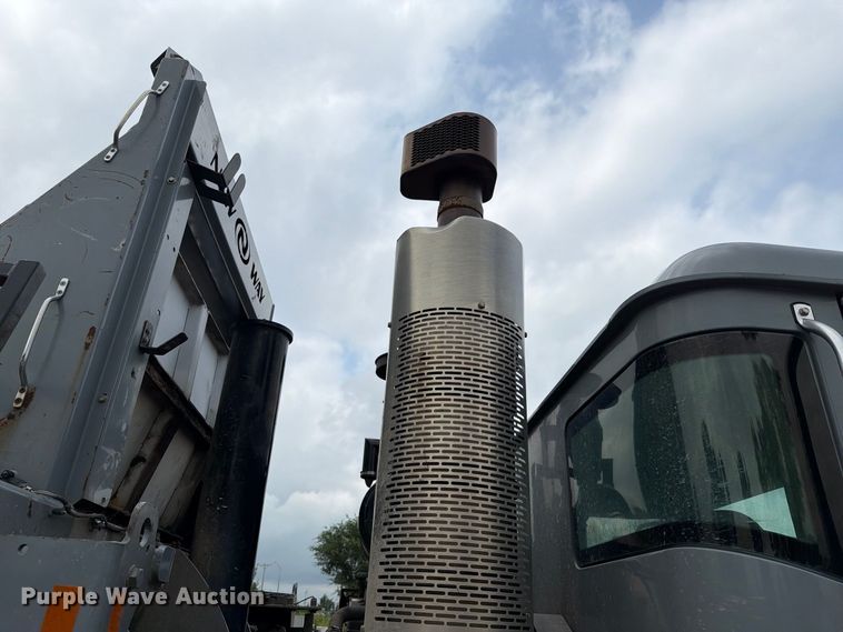 image for item FH6261 2017 Mack LR633 refuse truck