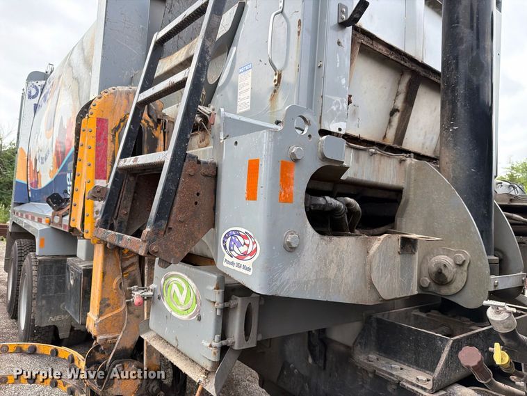 image for item FH6261 2017 Mack LR633 refuse truck