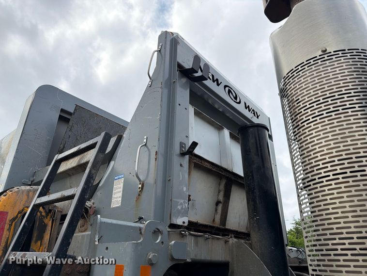 image for item FH6261 2017 Mack LR633 refuse truck