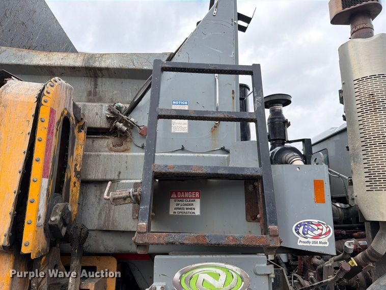 image for item FH6261 2017 Mack LR633 refuse truck