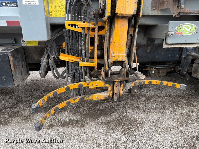 image for item FH6261 2017 Mack LR633 refuse truck