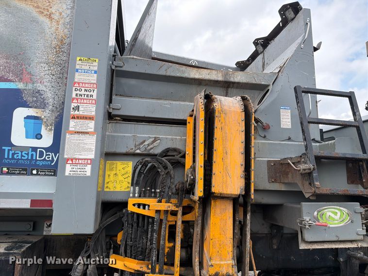 image for item FH6261 2017 Mack LR633 refuse truck