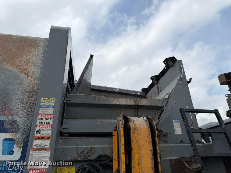 image for item FH6261 2017 Mack LR633 refuse truck