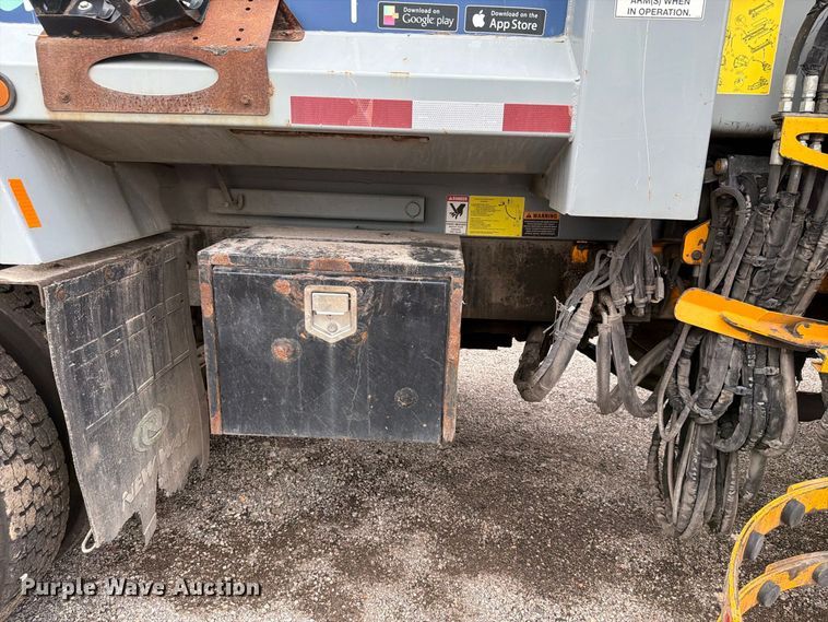 image for item FH6261 2017 Mack LR633 refuse truck