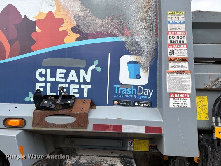 image for item FH6261 2017 Mack LR633 refuse truck