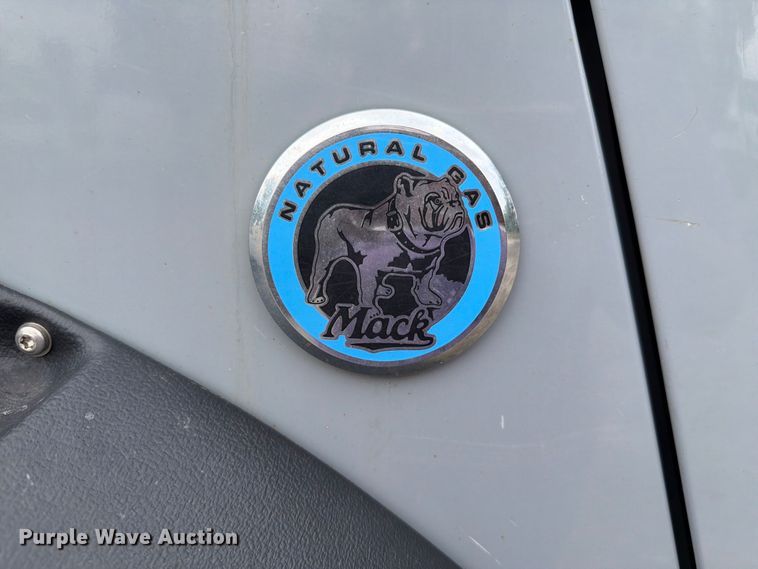 image for item FH6261 2017 Mack LR633 refuse truck