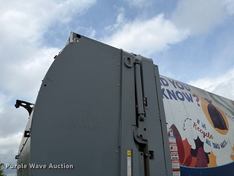 image for item FH6261 2017 Mack LR633 refuse truck