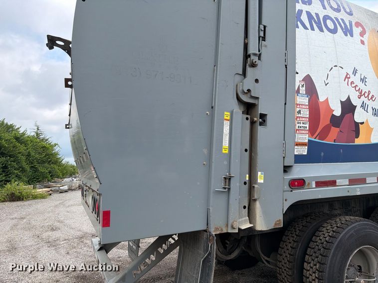 image for item FH6261 2017 Mack LR633 refuse truck