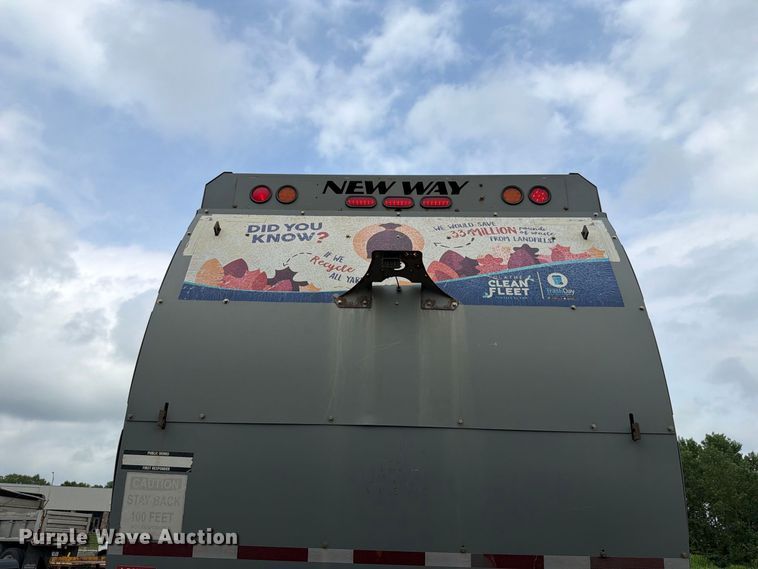 image for item FH6261 2017 Mack LR633 refuse truck