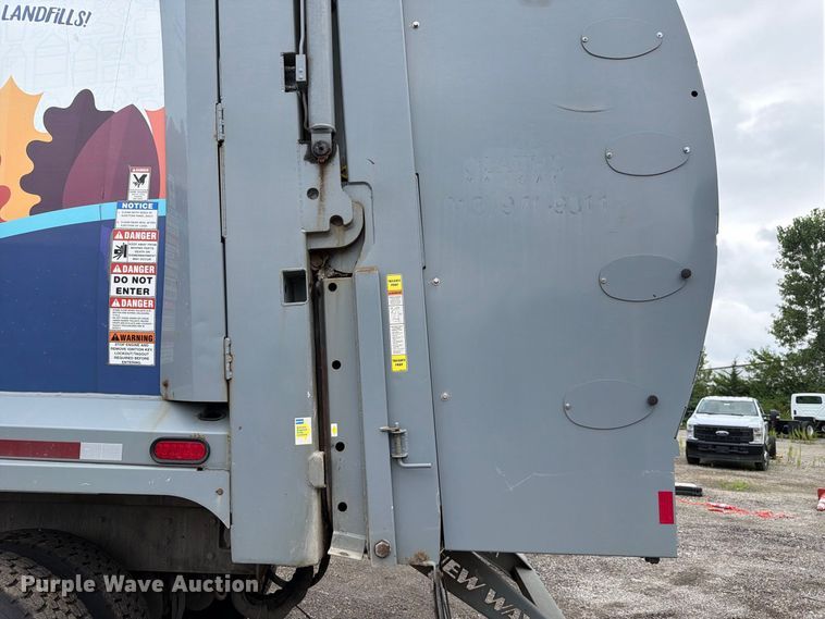 image for item FH6261 2017 Mack LR633 refuse truck