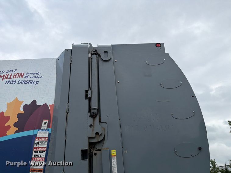 image for item FH6261 2017 Mack LR633 refuse truck