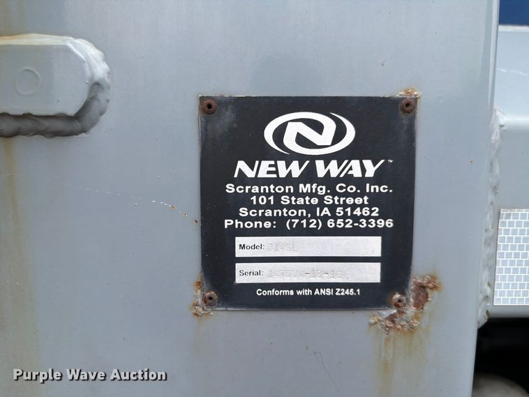 image for item FH6261 2017 Mack LR633 refuse truck