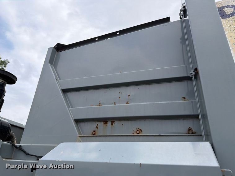 image for item FH6261 2017 Mack LR633 refuse truck